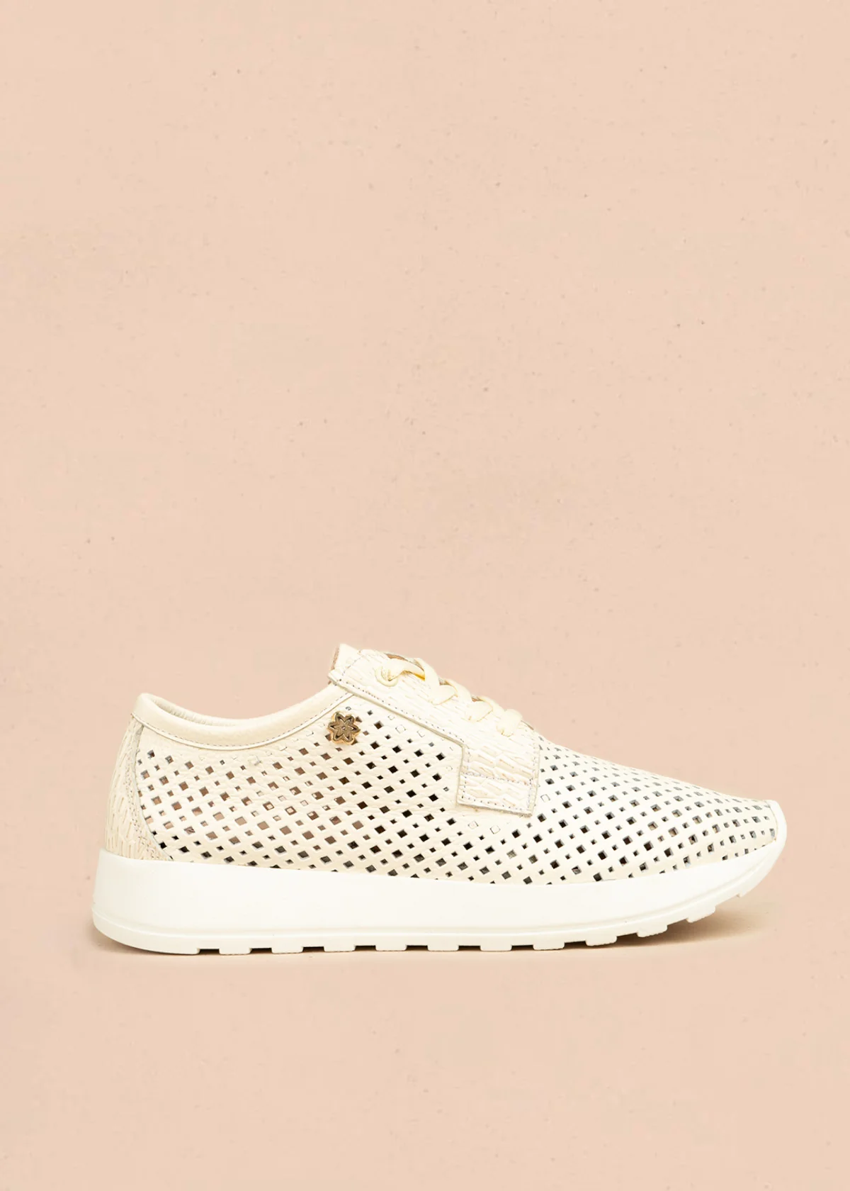 Tenis casuales de cuero color talco con perforaciones 106555