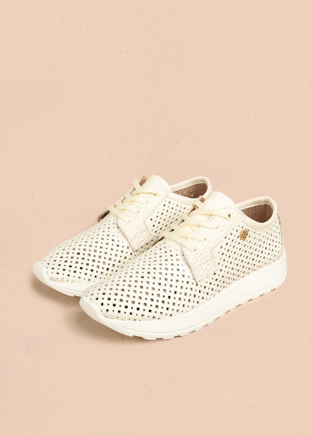 Tenis casuales de cuero color talco con perforaciones 106555 - Image 3