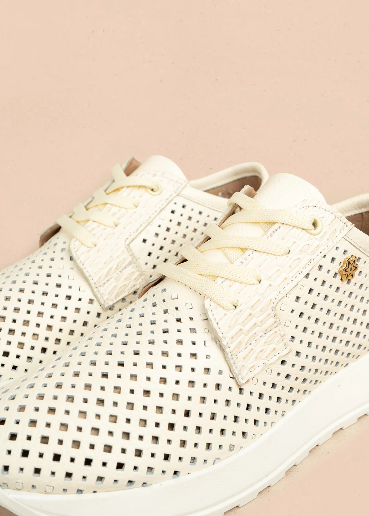 Tenis casuales de cuero color talco con perforaciones 106555 - Image 4
