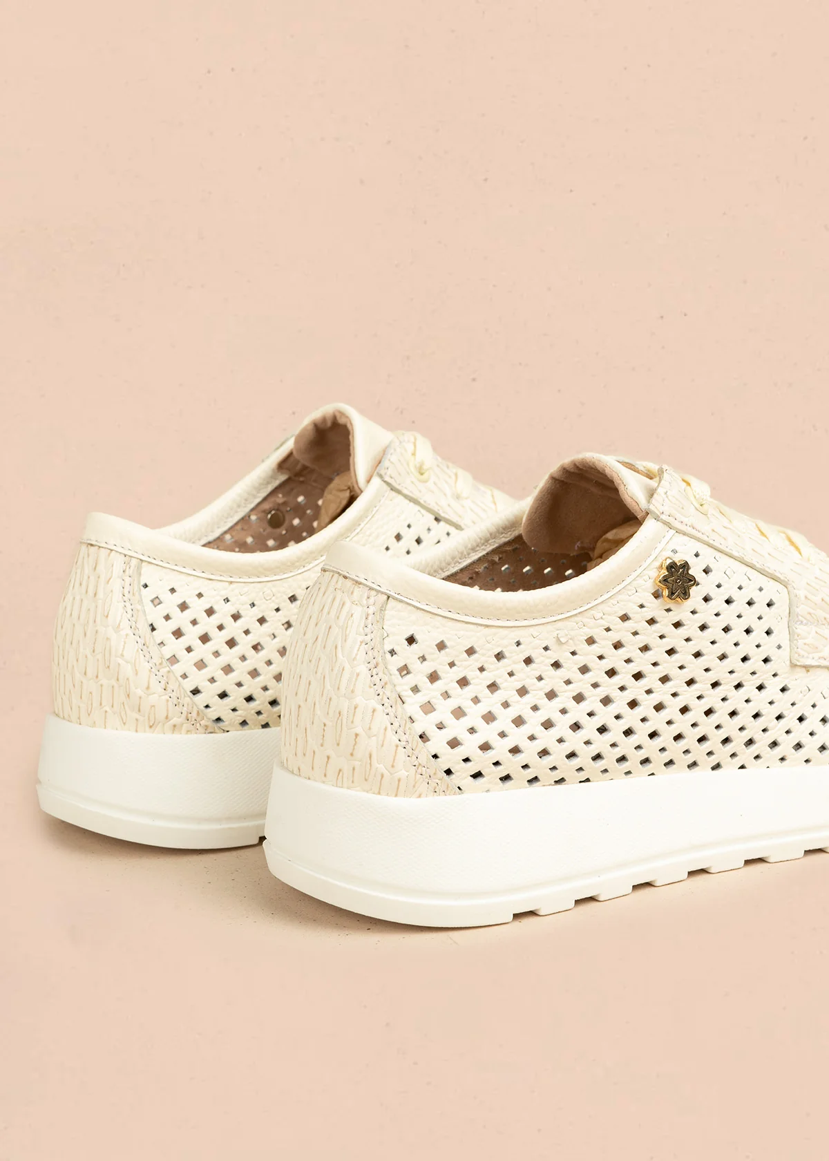 Tenis casuales de cuero color talco con perforaciones 106555 - Image 6