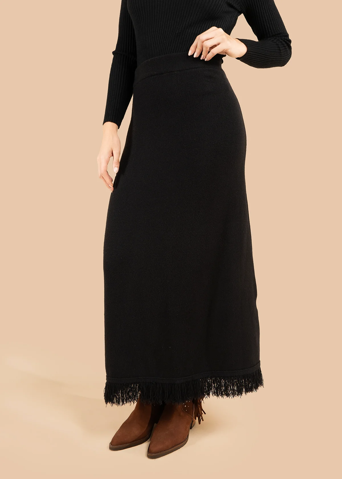 Falda color negro con detalle de flecos y estilo bohemio 106191 - Image 4