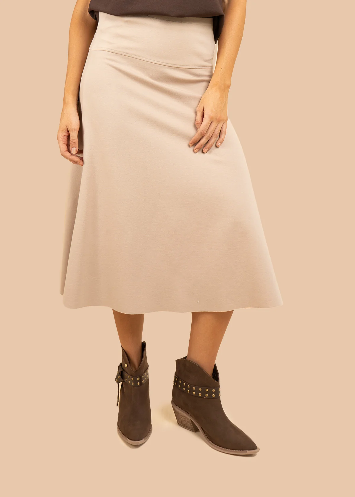Falda midi color negro silueta tipo A 106591