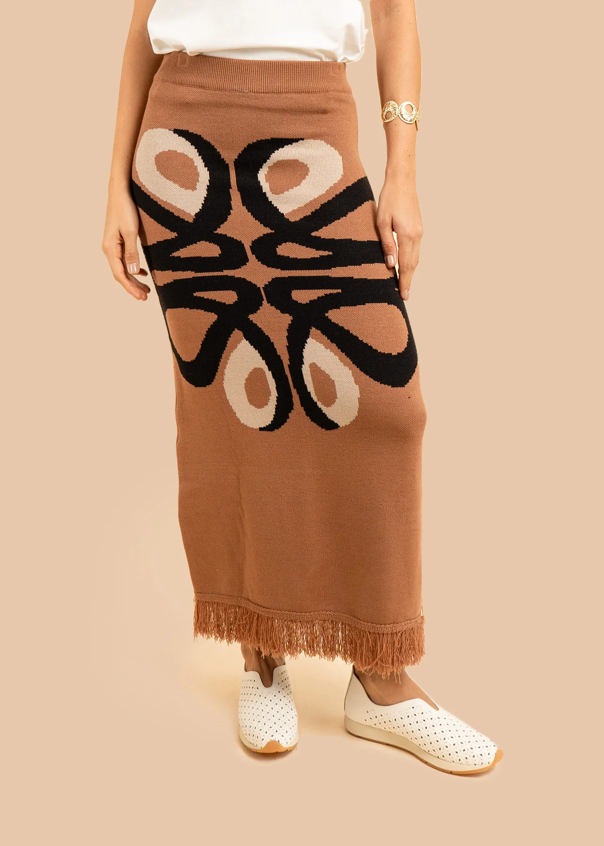 Falda larga tejida color camel con flecos 106502