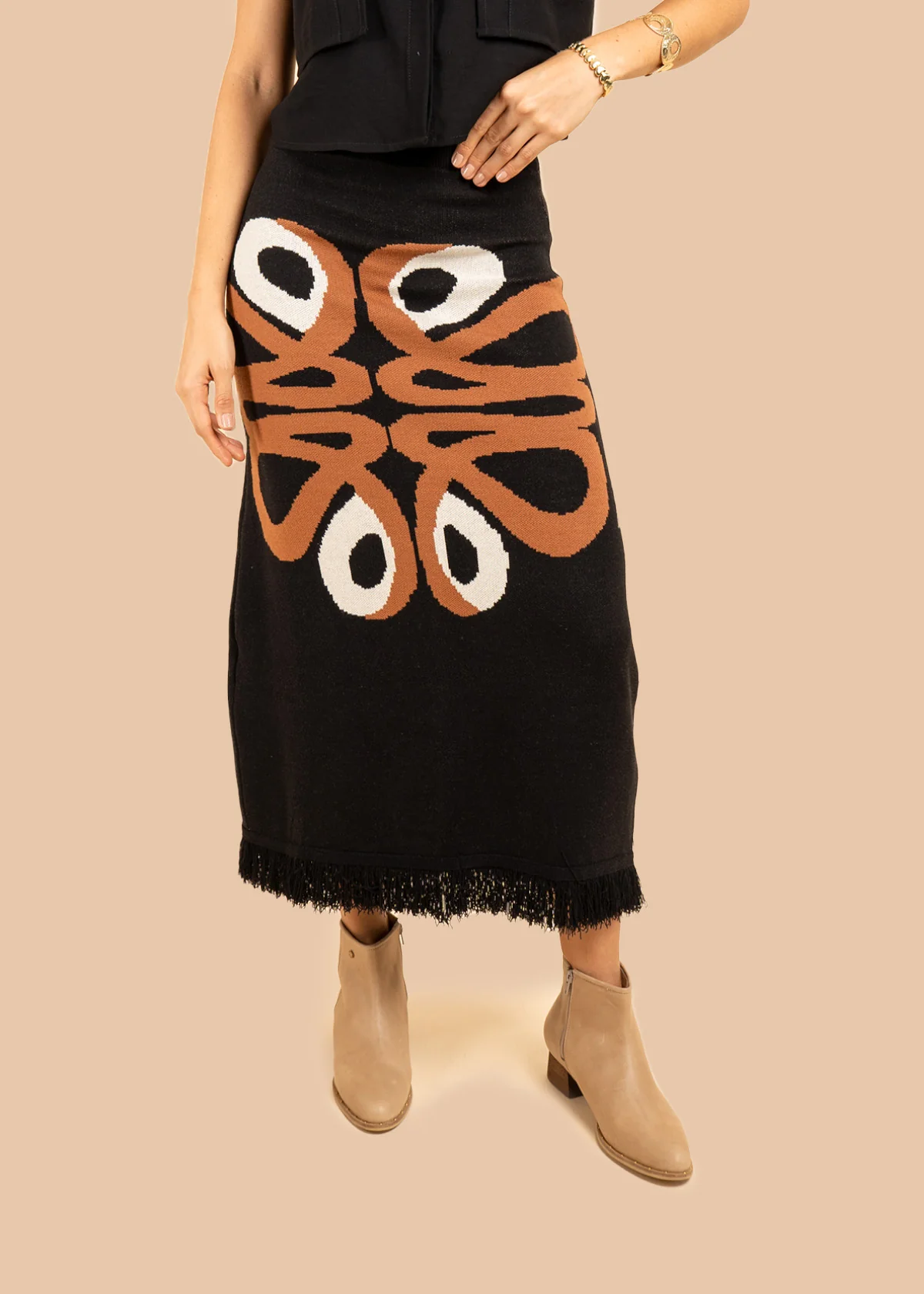Falda larga tejida color negro con flecos 106502