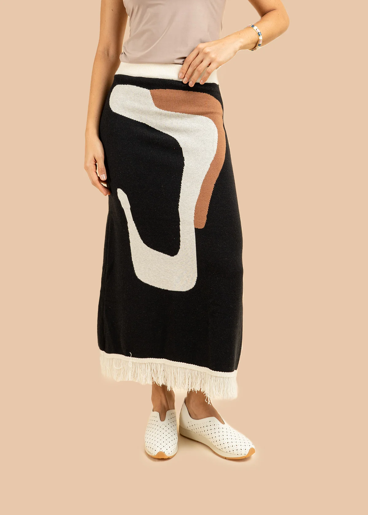 Falda larga tejida color negro con flecos 106503