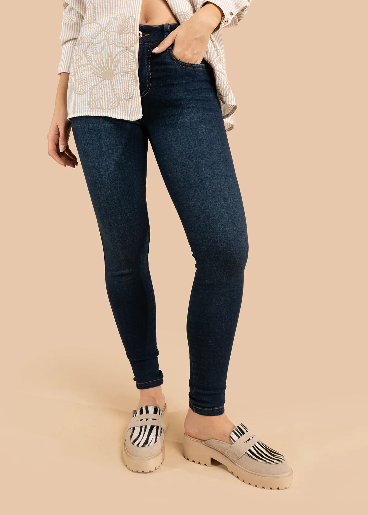 Jean color azul con corte skinny y ajuste al tobillo 106012