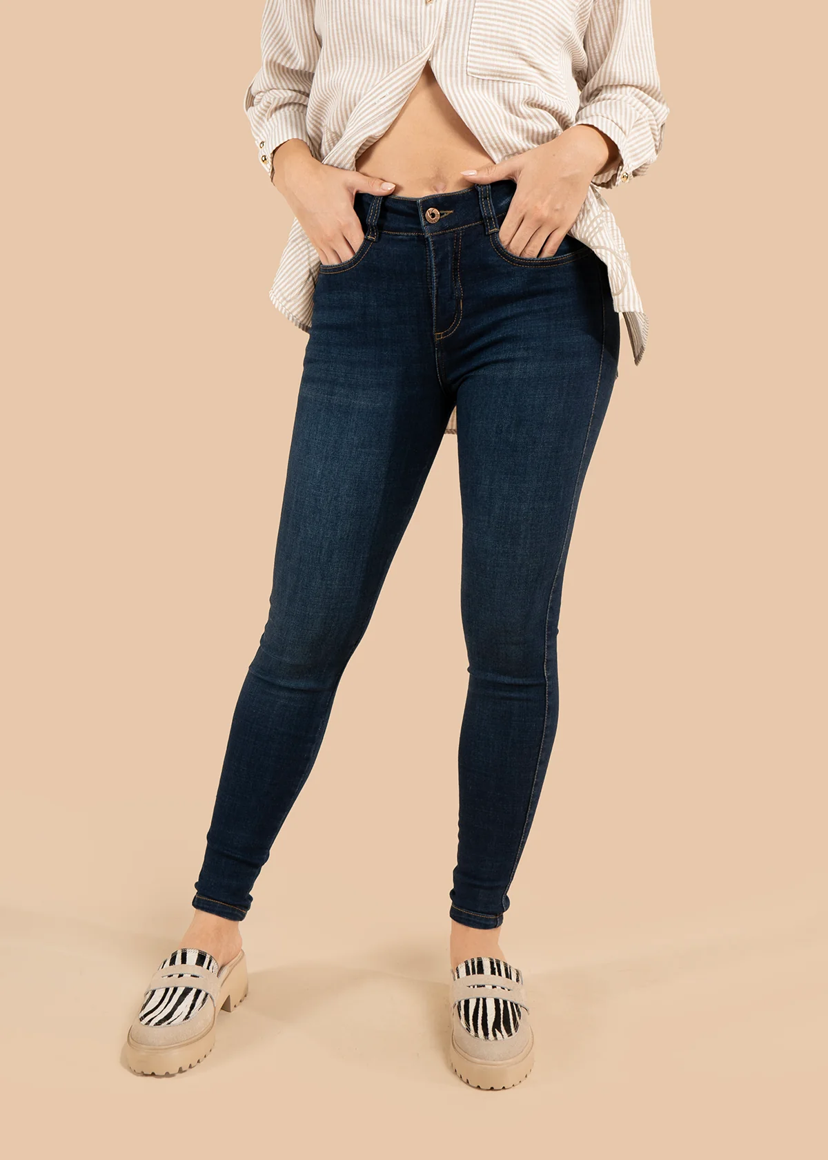 Jean color azul con corte skinny y ajuste al tobillo 106012 - Image 4