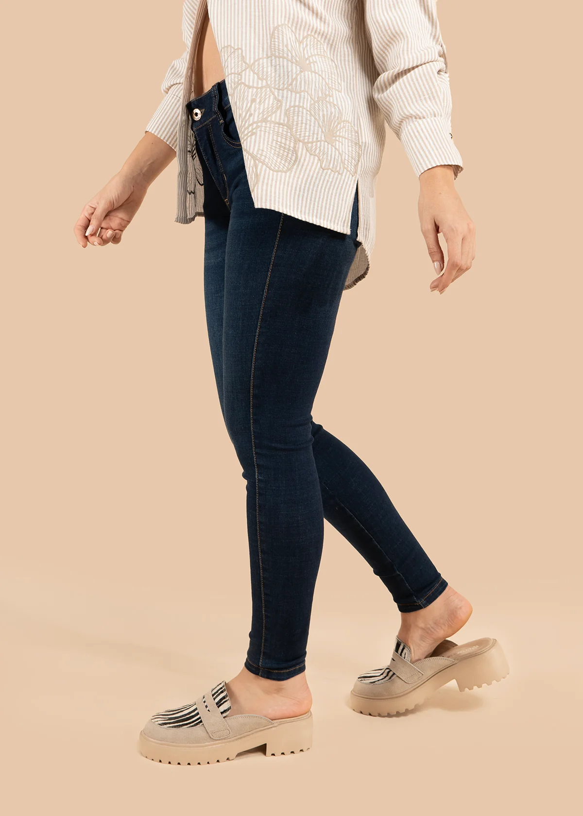 Jean color azul con corte skinny y ajuste al tobillo 106012 - Image 5