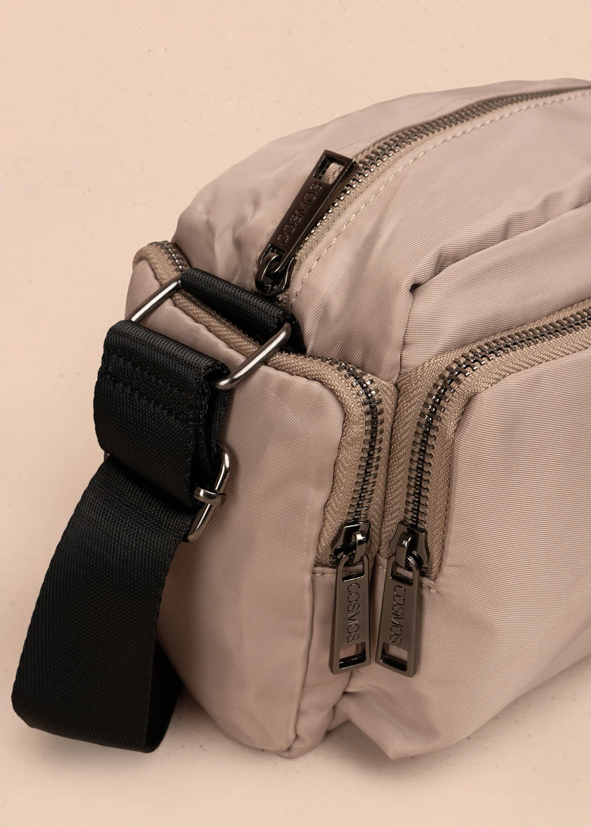 Bolso manos libres color beige con bolsillos laterales y frontal 106294 - Image 3