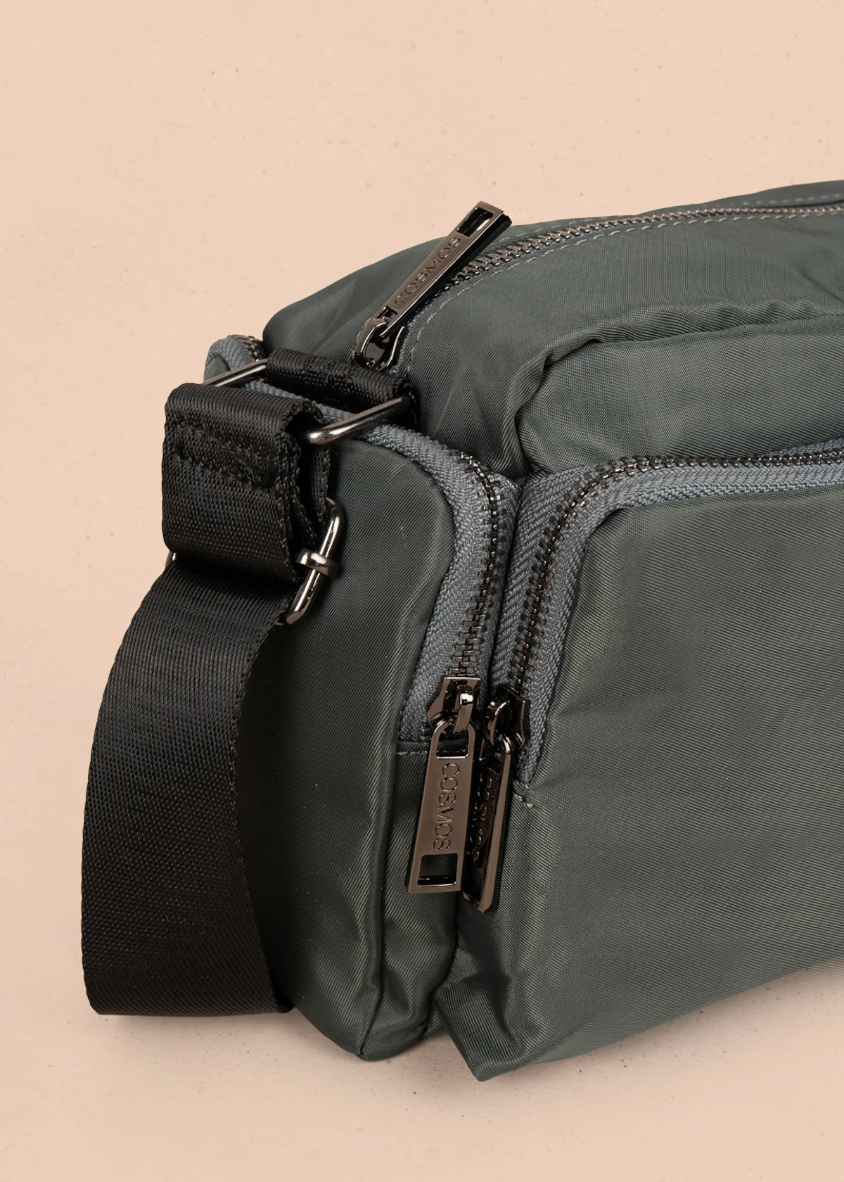 Bolso manos libres color verde con bolsillos laterales y frontal 106294 - Image 3