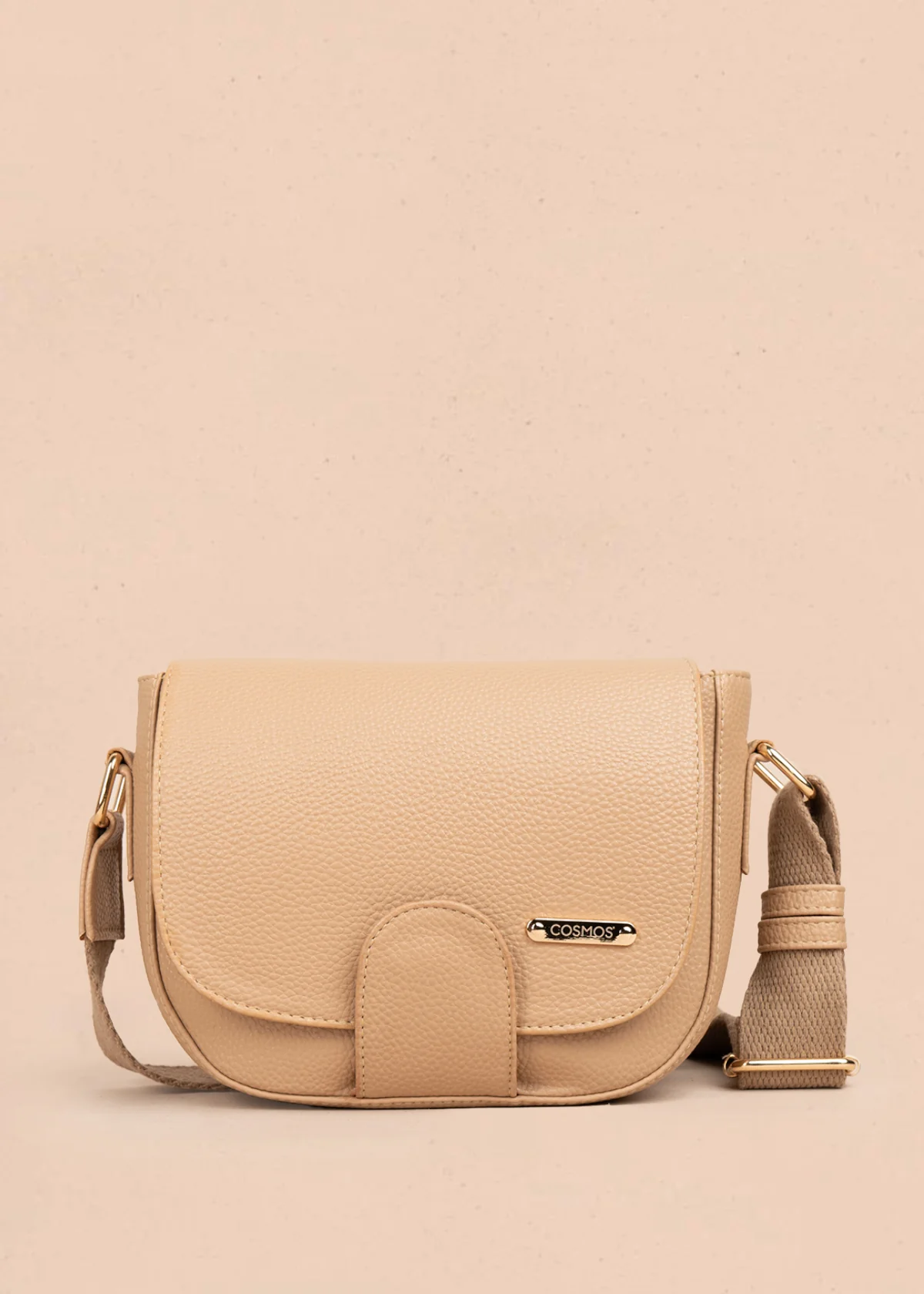 Bolso manos libres color arena con acabado texturizado 106962