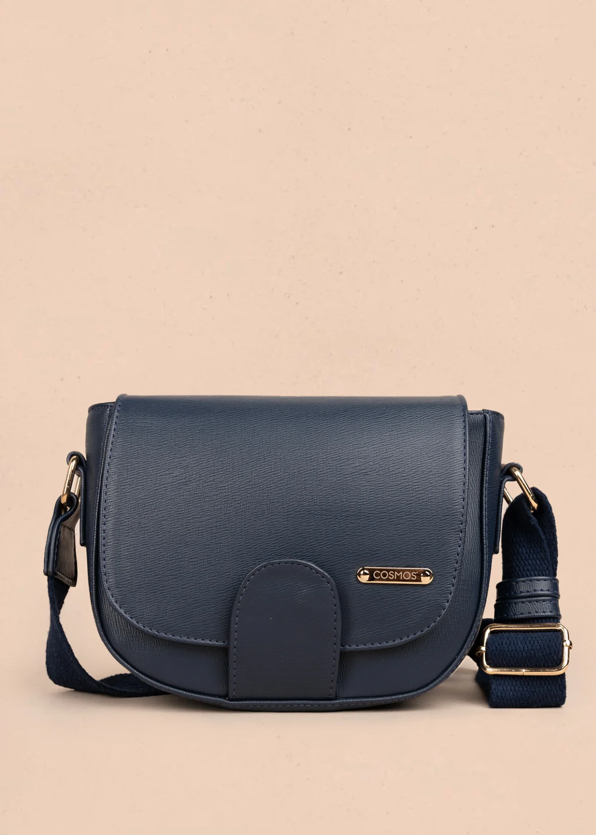 Bolso manos libres color azul con acabado texturizado 106962