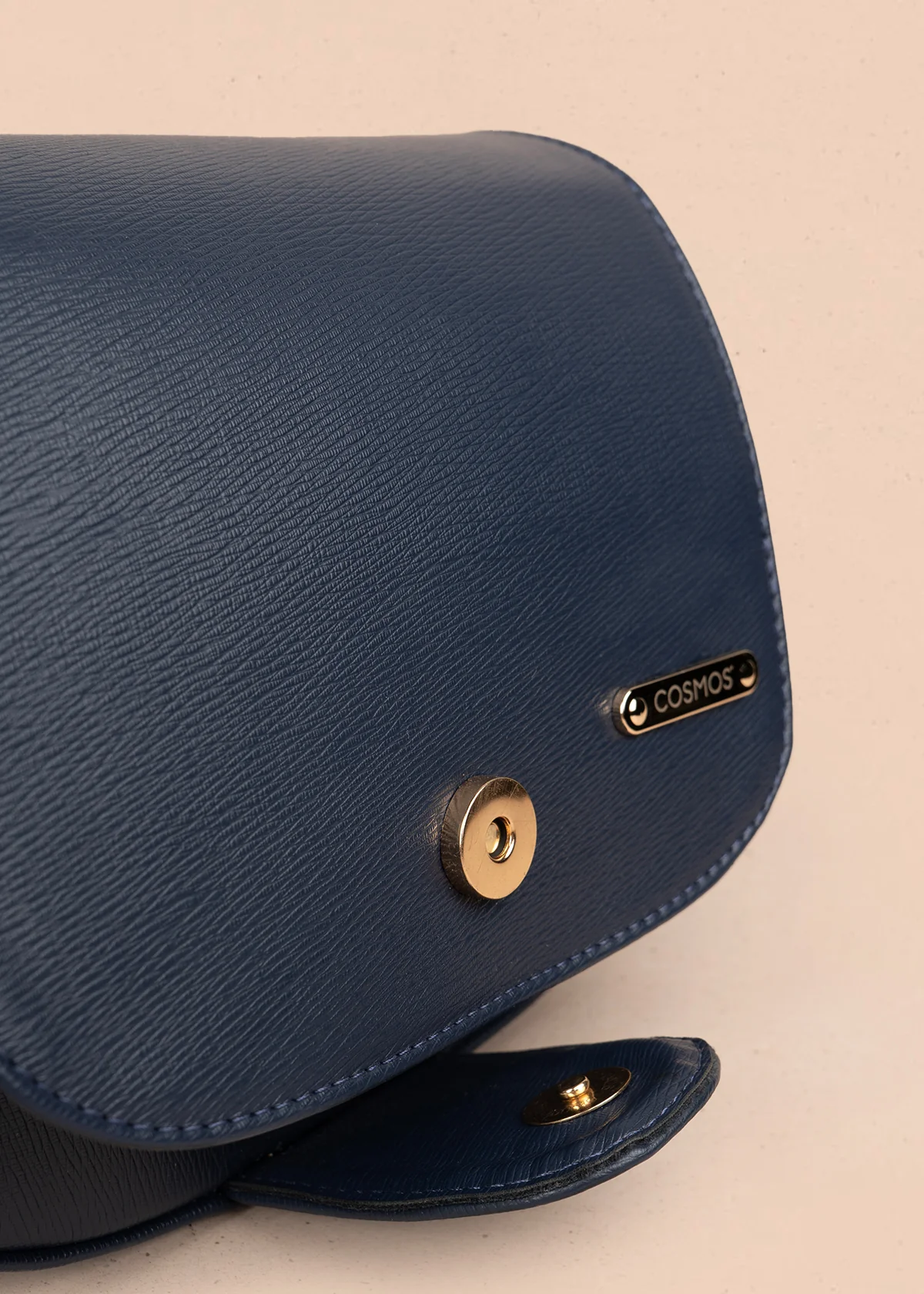 Bolso manos libres color azul con acabado texturizado 106962 - Image 2