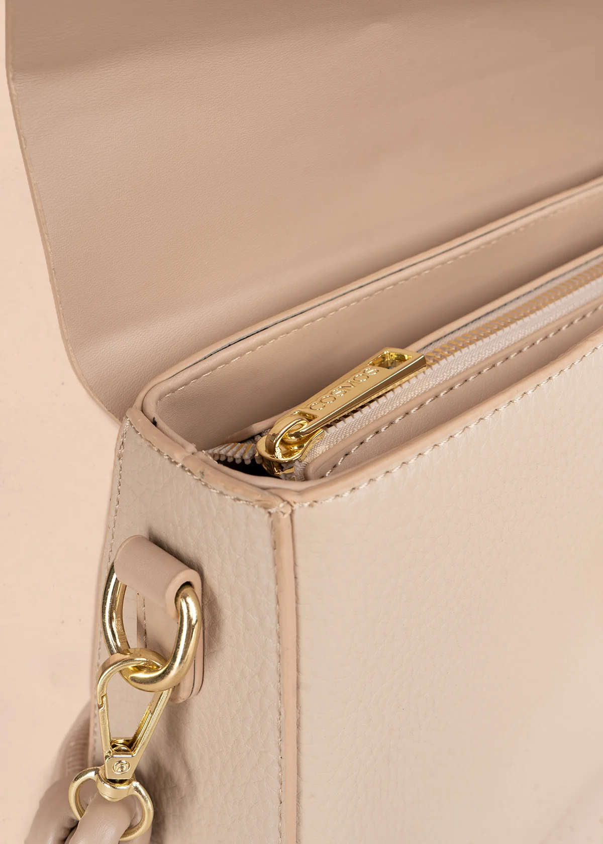 Bolso manos libres color beige con solapa lisa y pañoleta decorativa 106345 - Image 2