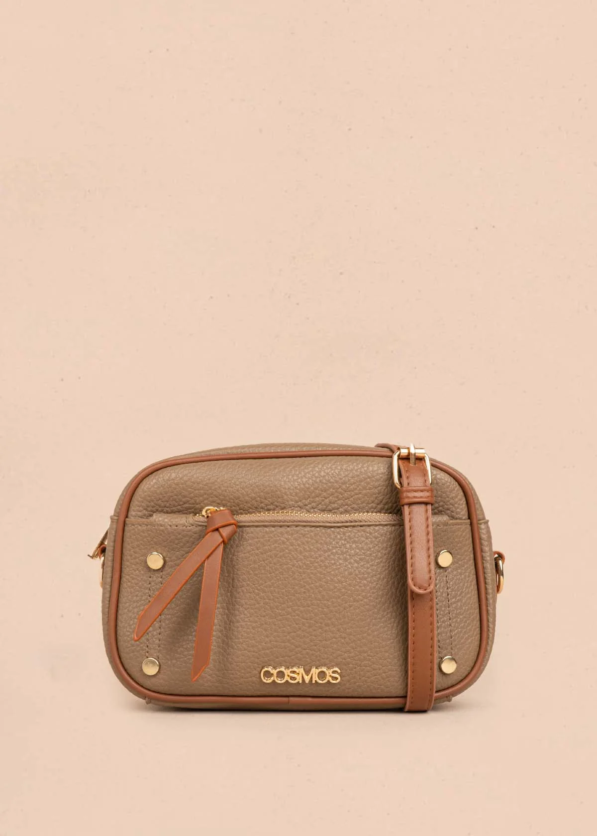 Bolso manos libres color café bicolor con ribete y tachuelas doradas 106332