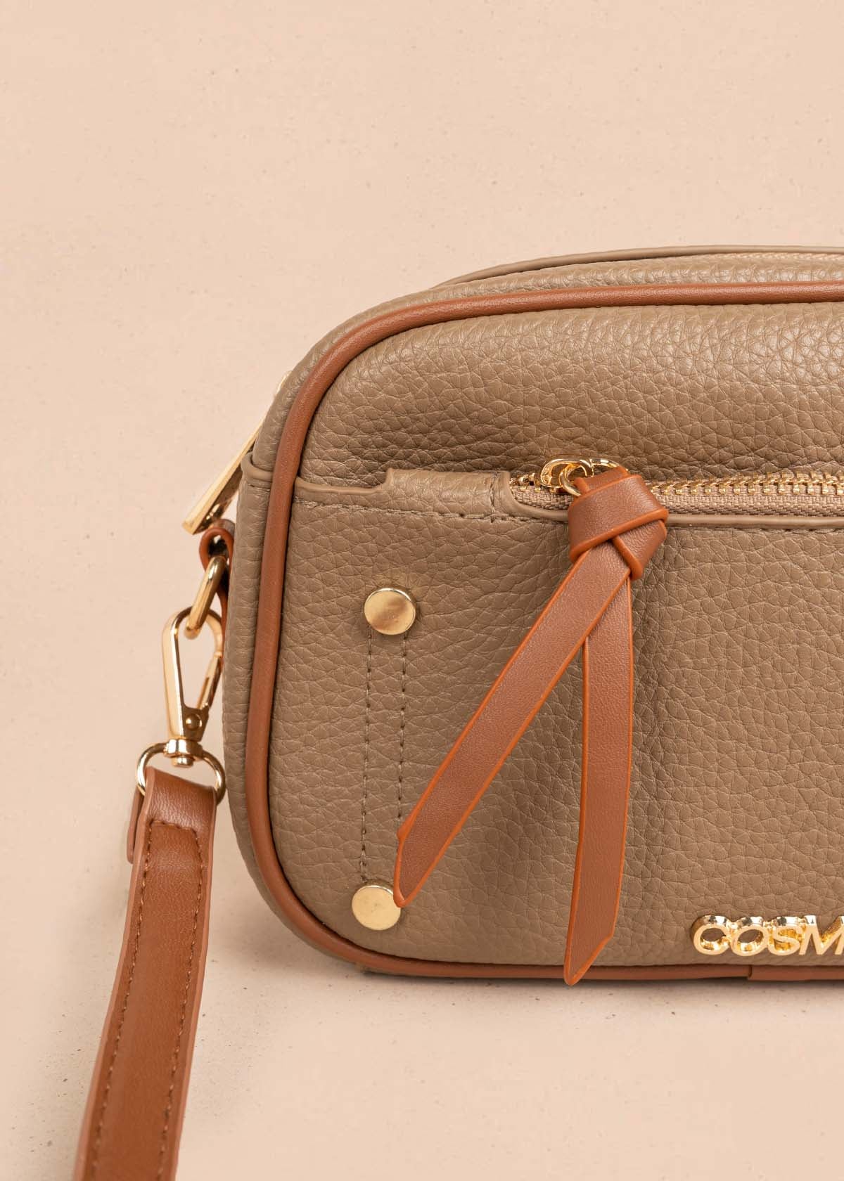 Bolso manos libres color café bicolor con ribete y tachuelas doradas 106332 - Image 5
