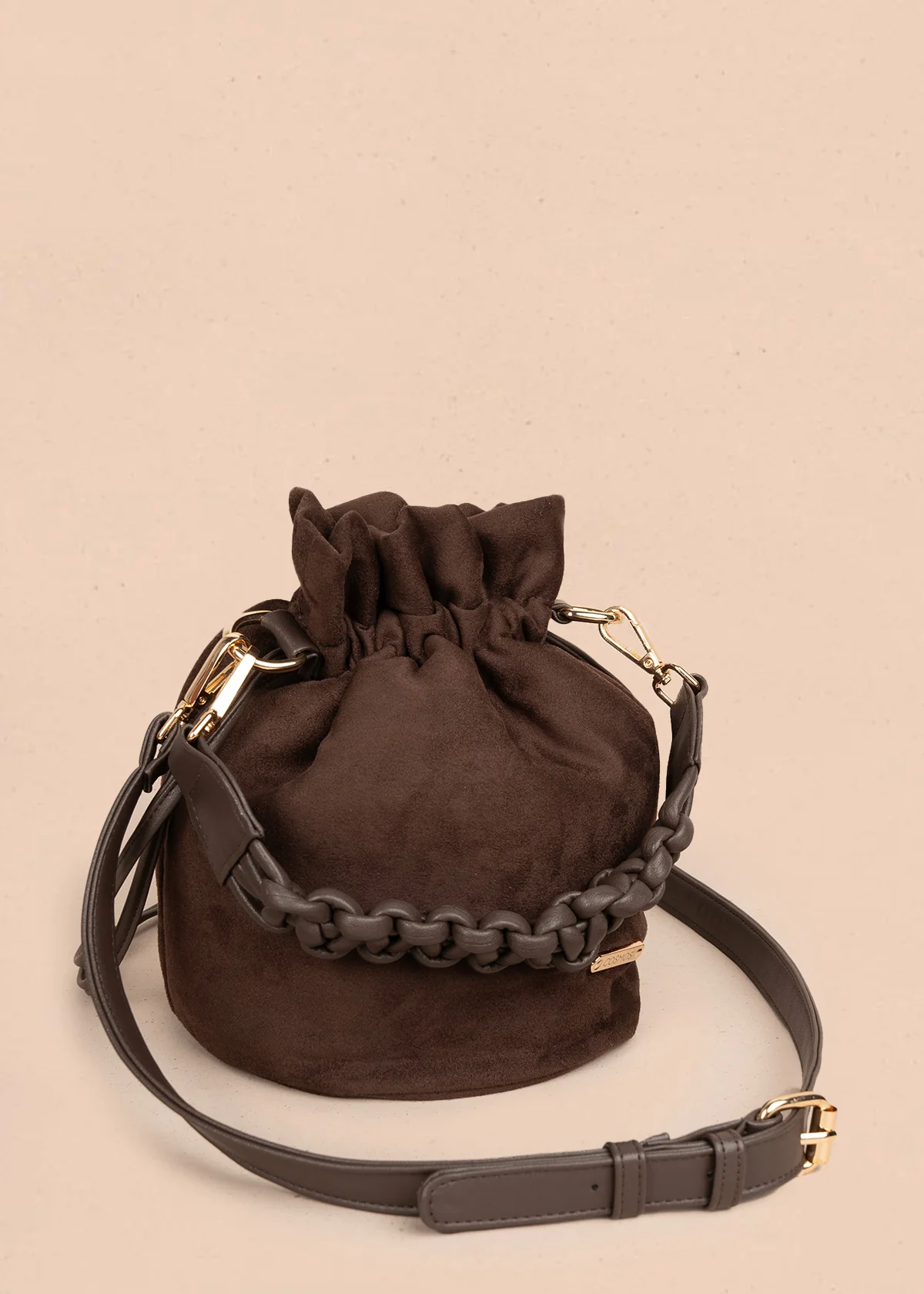 Bolso manos libres color chocolate con asa trenzada 106963 - Image 2