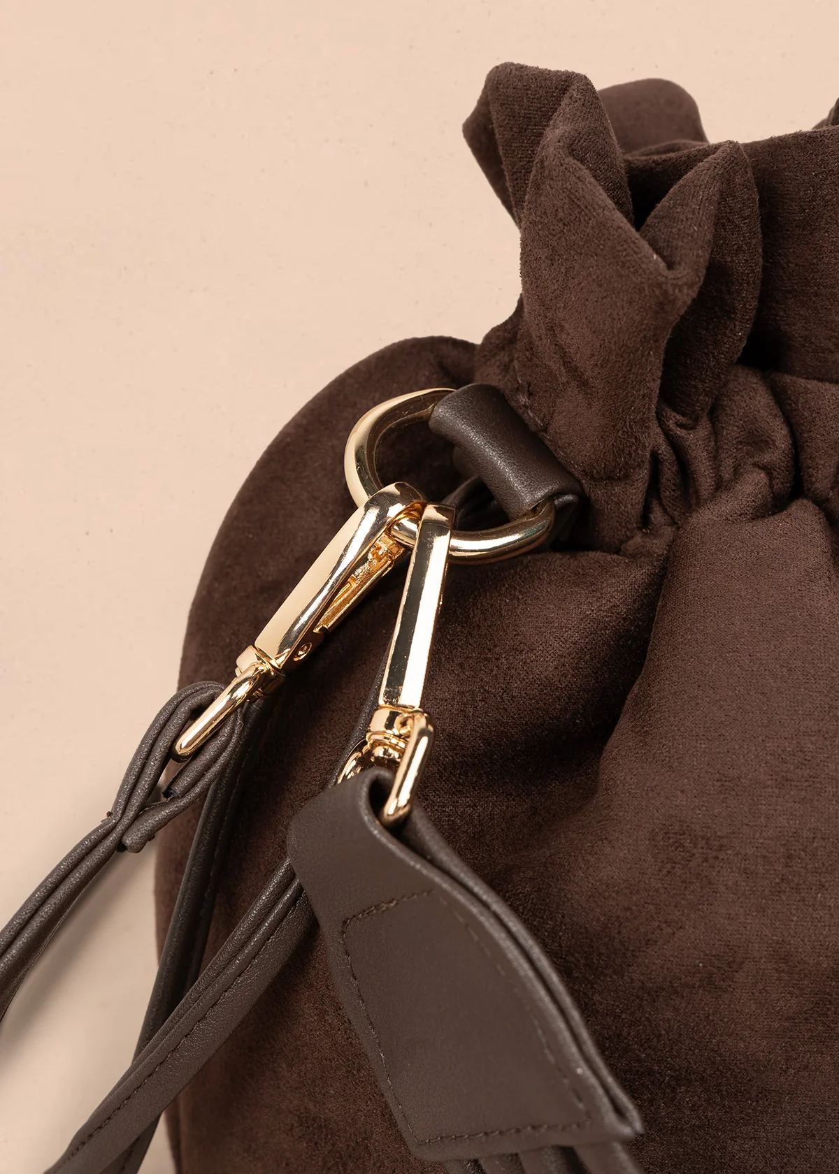 Bolso manos libres color chocolate con asa trenzada 106963 - Image 5