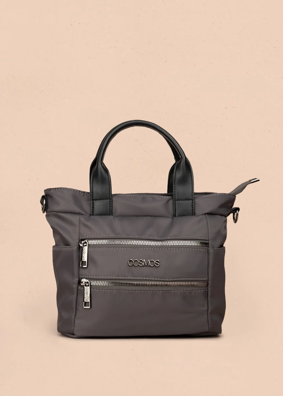 Bolso manos libres color gris con doble bolsillo frontal y herrajes plateados 106184