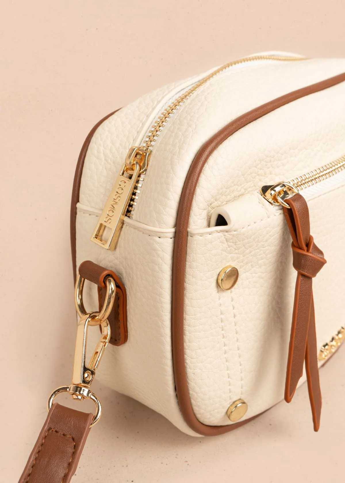 Bolso manos libres color crema bicolor con ribete y tachuelas doradas 106332 - Image 2