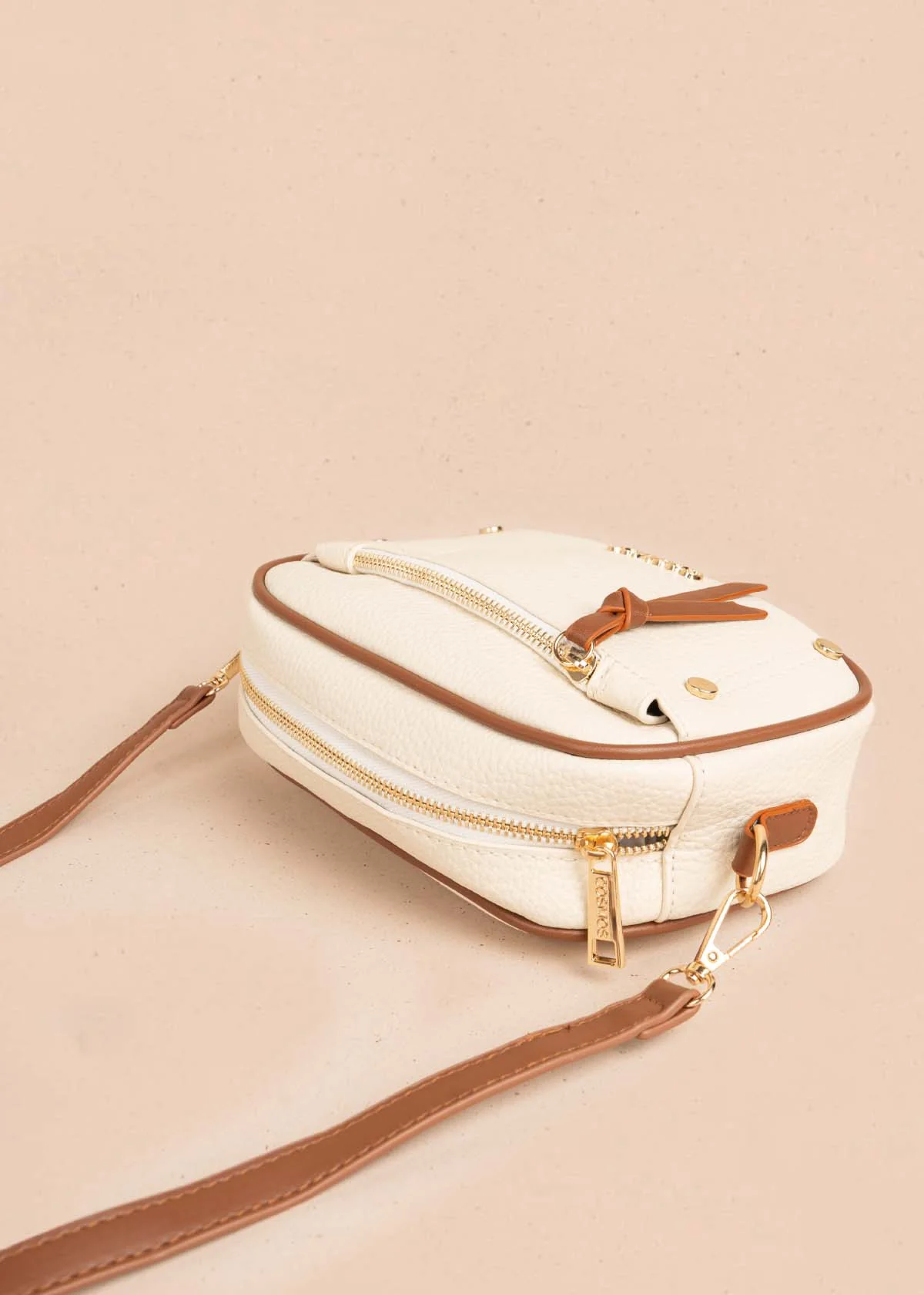 Bolso manos libres color crema bicolor con ribete y tachuelas doradas 106332 - Image 3