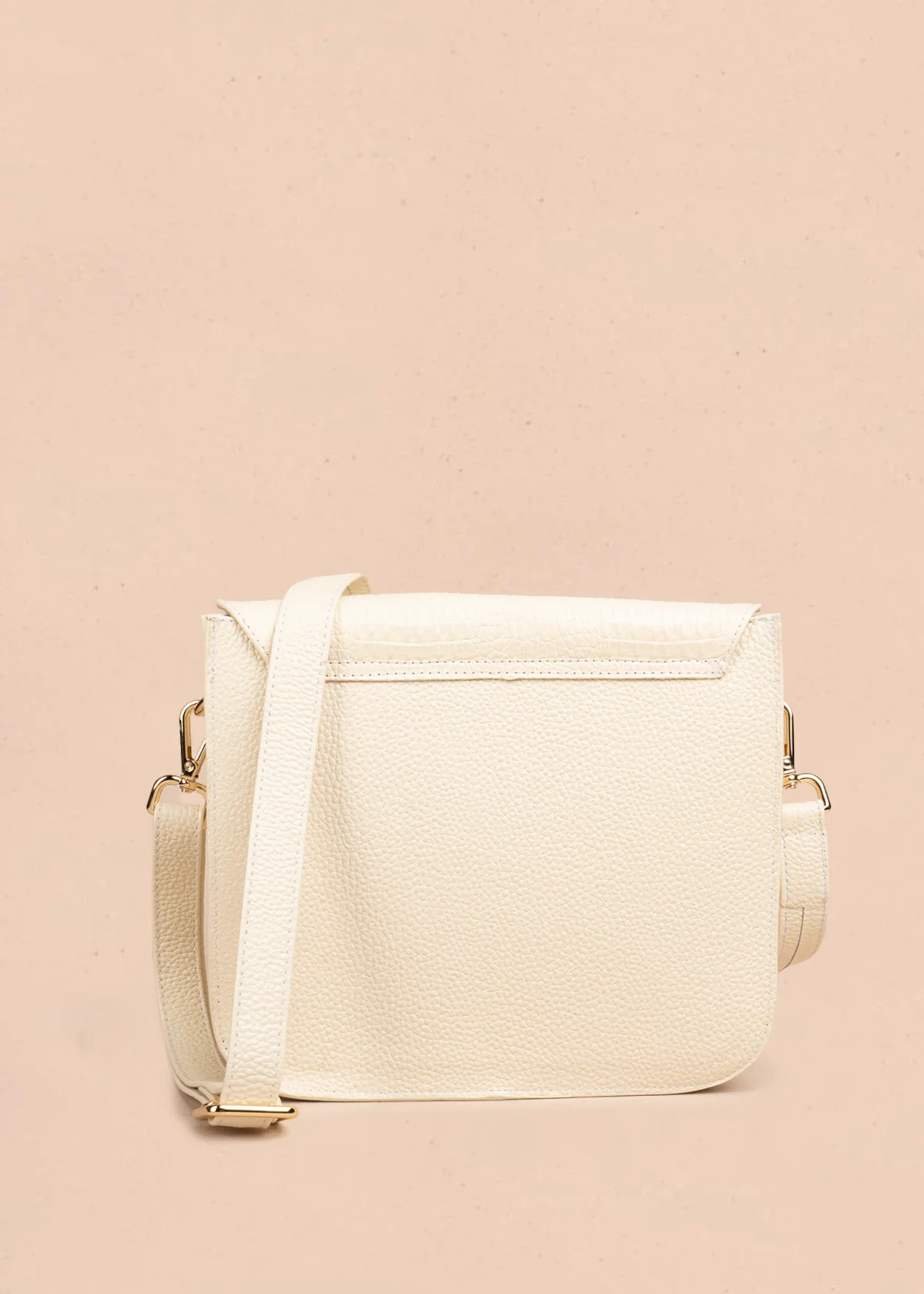 Bolso manos libres en cuero color almendra con textura croco y broche dorado 106627 - Image 3
