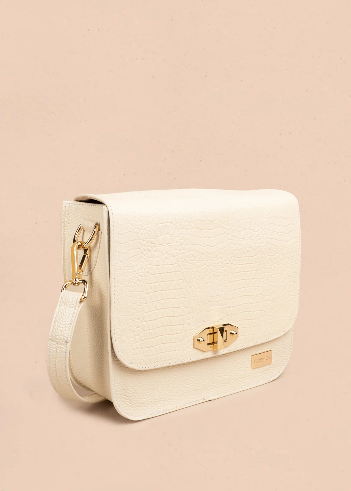 Bolso manos libres en cuero color almendra con textura croco y broche dorado 106627 - Image 5