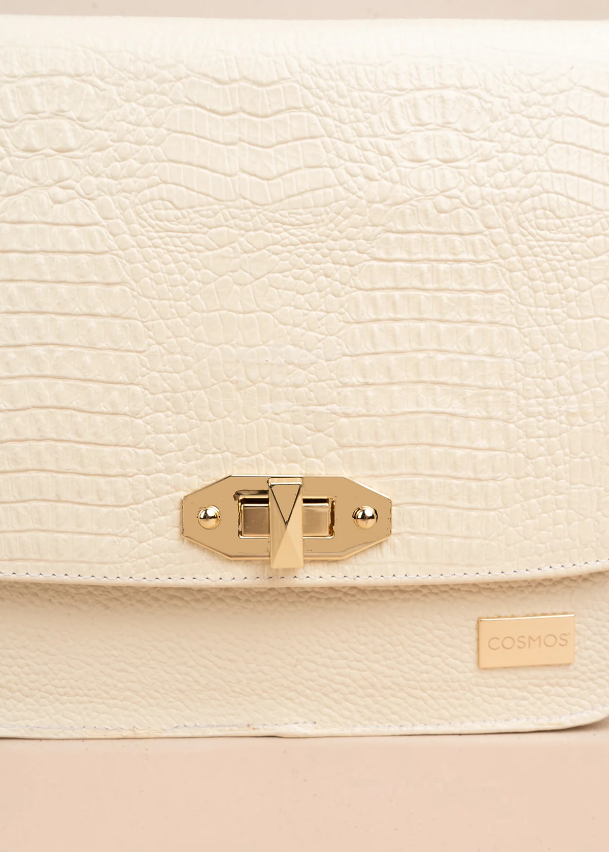 Bolso manos libres en cuero color almendra con textura croco y broche dorado 106627 - Image 6