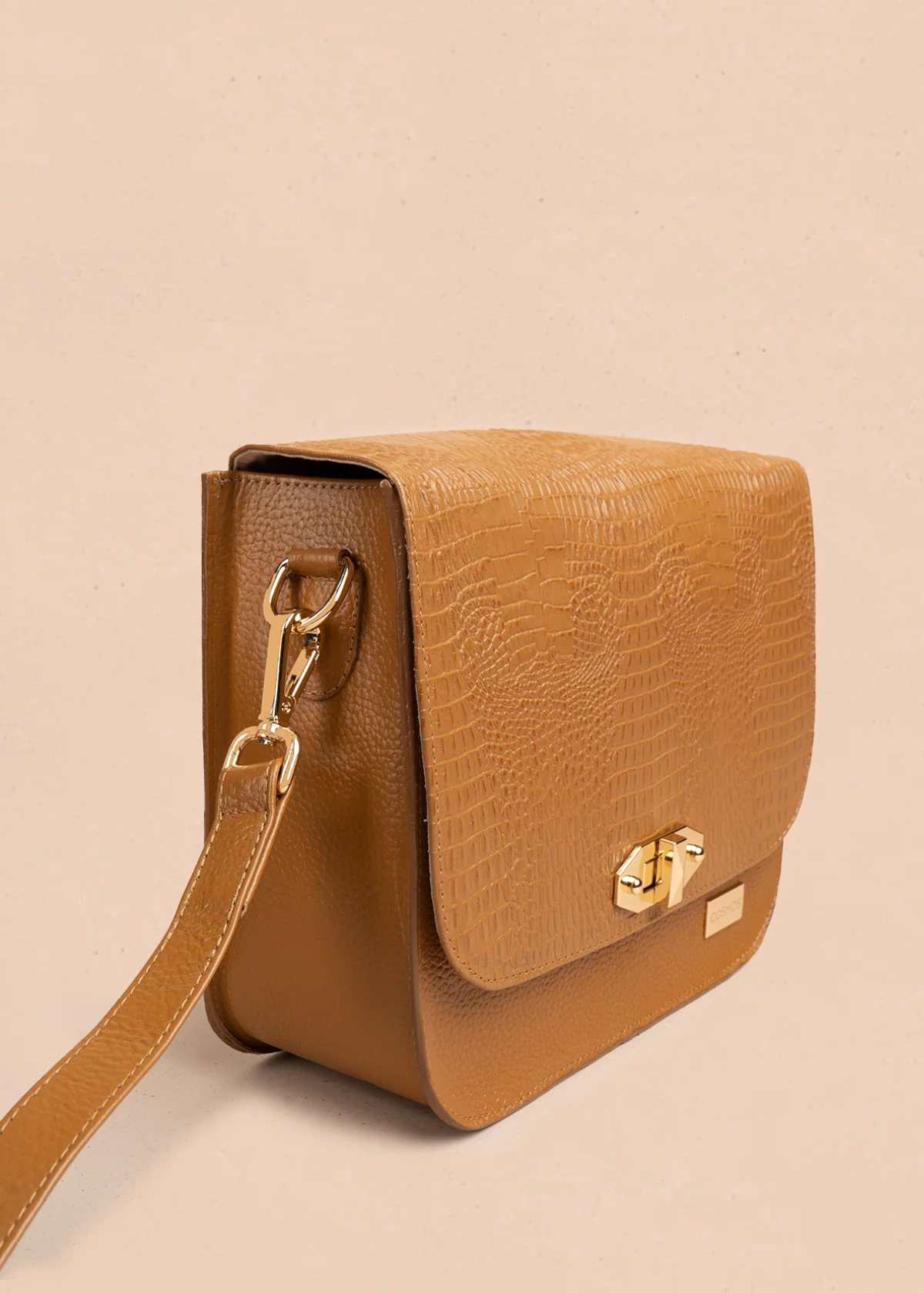 Bolso manos libres en cuero color miel con textura croco y broche dorado 106627 - Image 3