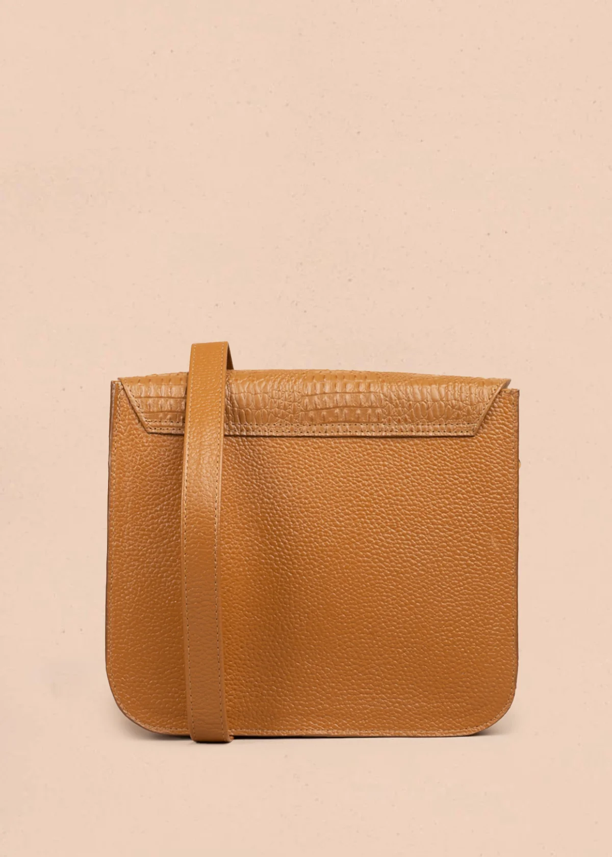 Bolso manos libres en cuero color miel con textura croco y broche dorado 106627 - Image 4