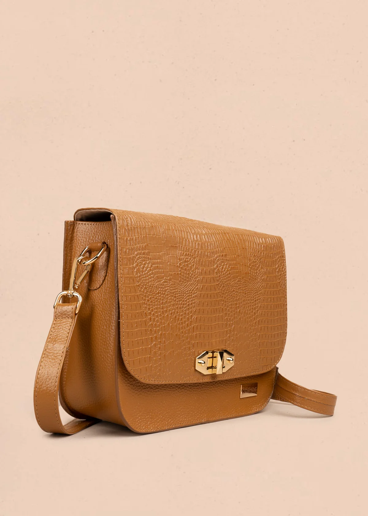 Bolso manos libres en cuero color miel con textura croco y broche dorado 106627 - Image 6