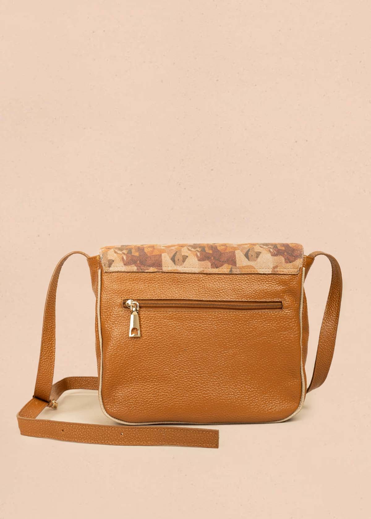 Bolso manos libres en cuero multicolor con solapa estampada 106997 - Image 5