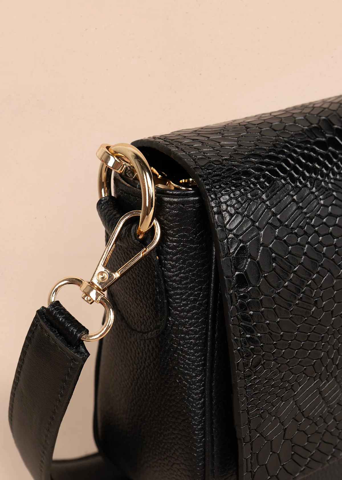 Bolso manos libres en cuero color negro con solapa textura croco 105792 - Image 3