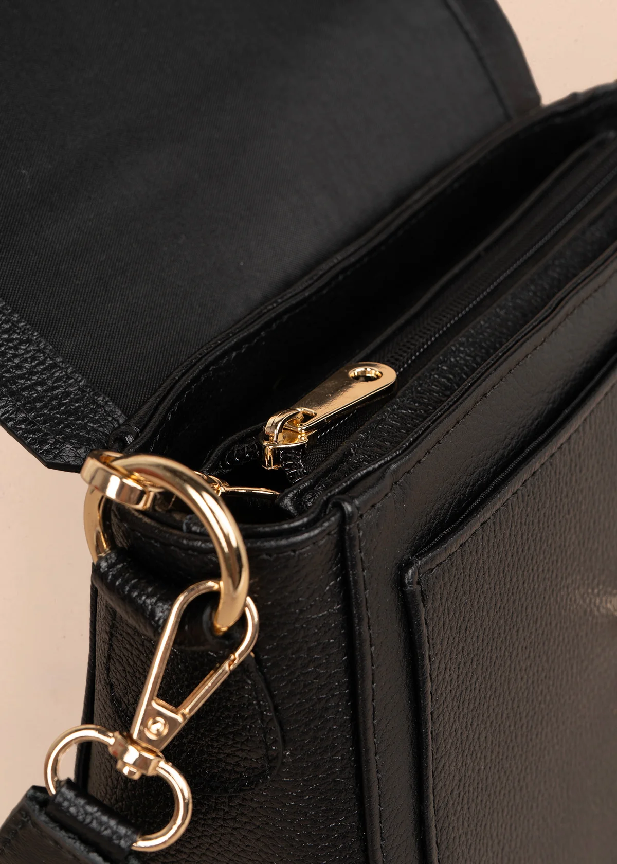 Bolso manos libres en cuero color negro con solapa textura croco 105792 - Image 4