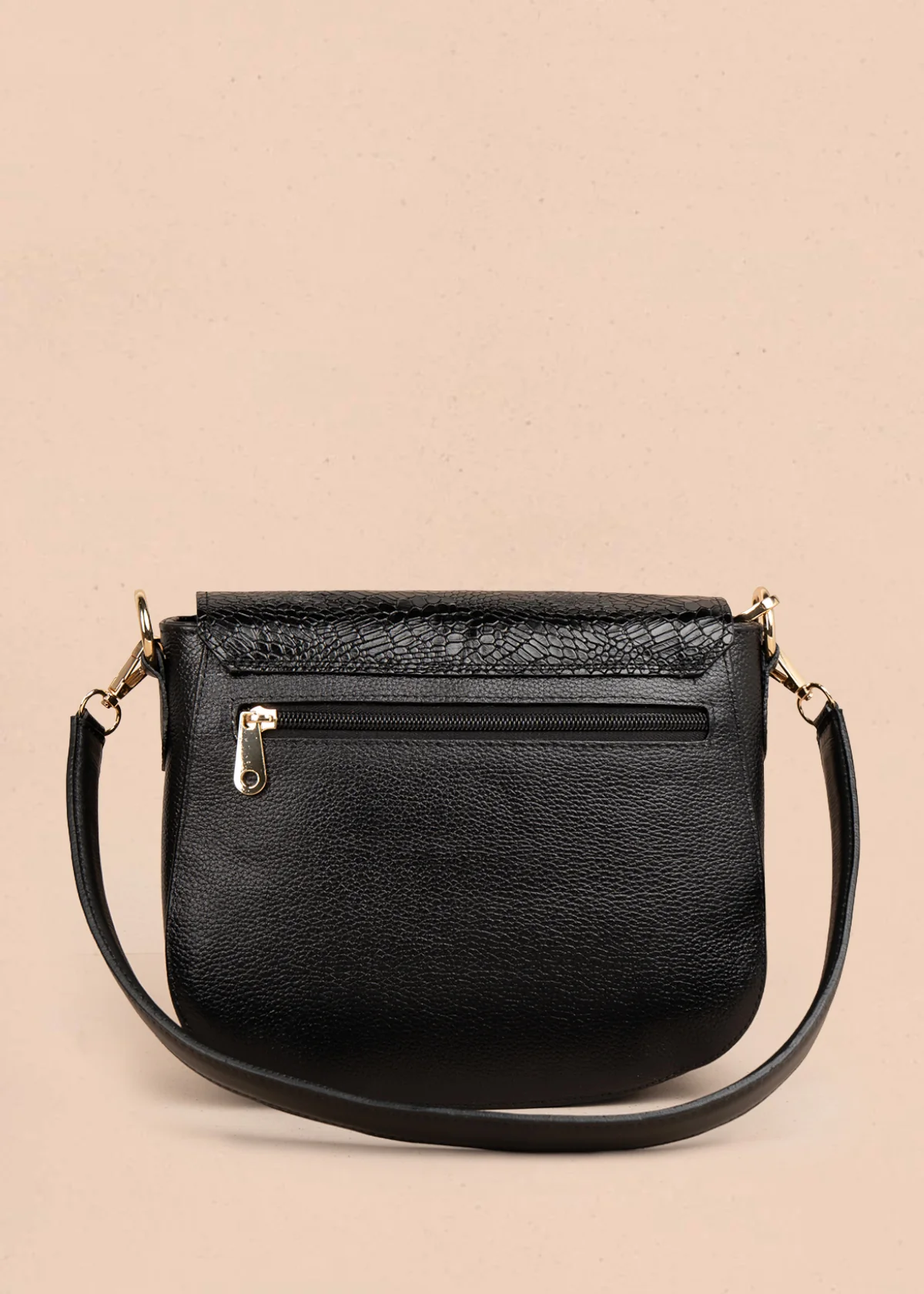 Bolso manos libres en cuero color negro con solapa textura croco 105792 - Image 5
