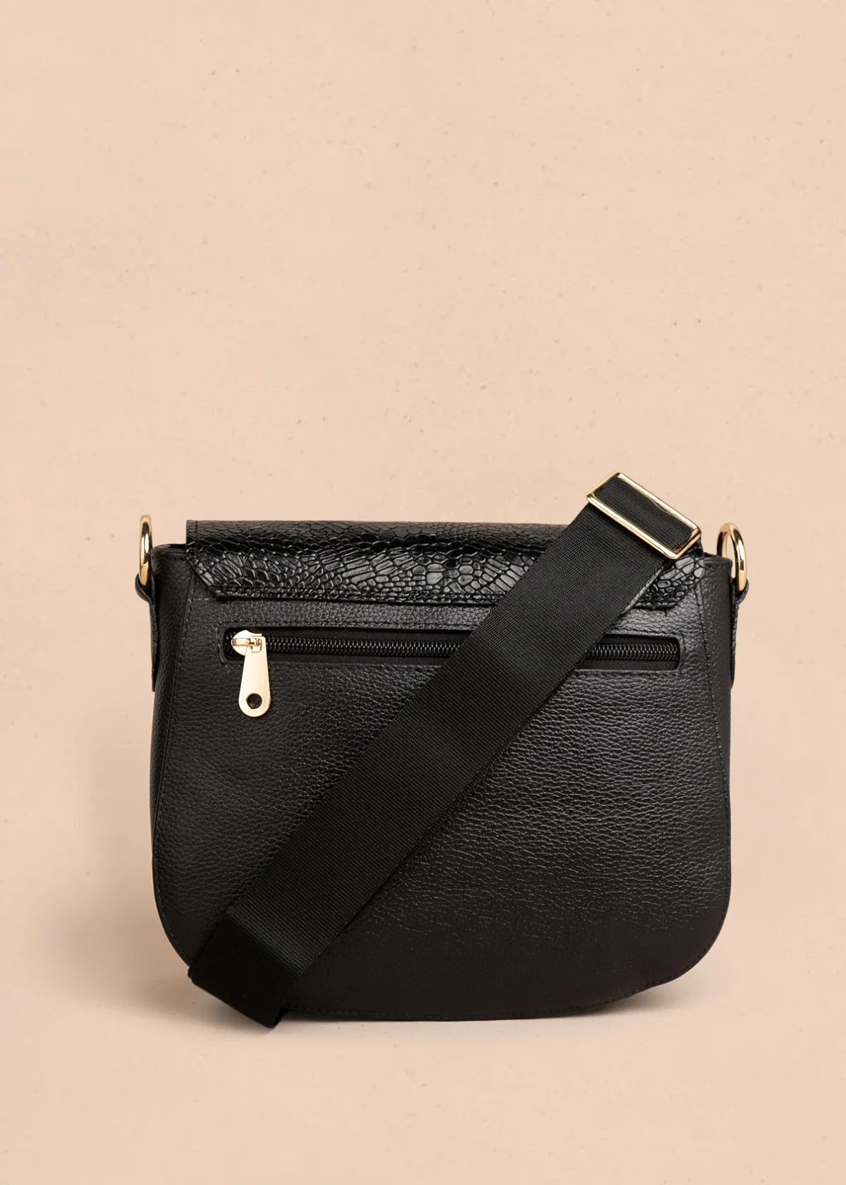 Bolso manos libres en cuero color negro con solapa textura croco 105792 - Image 6