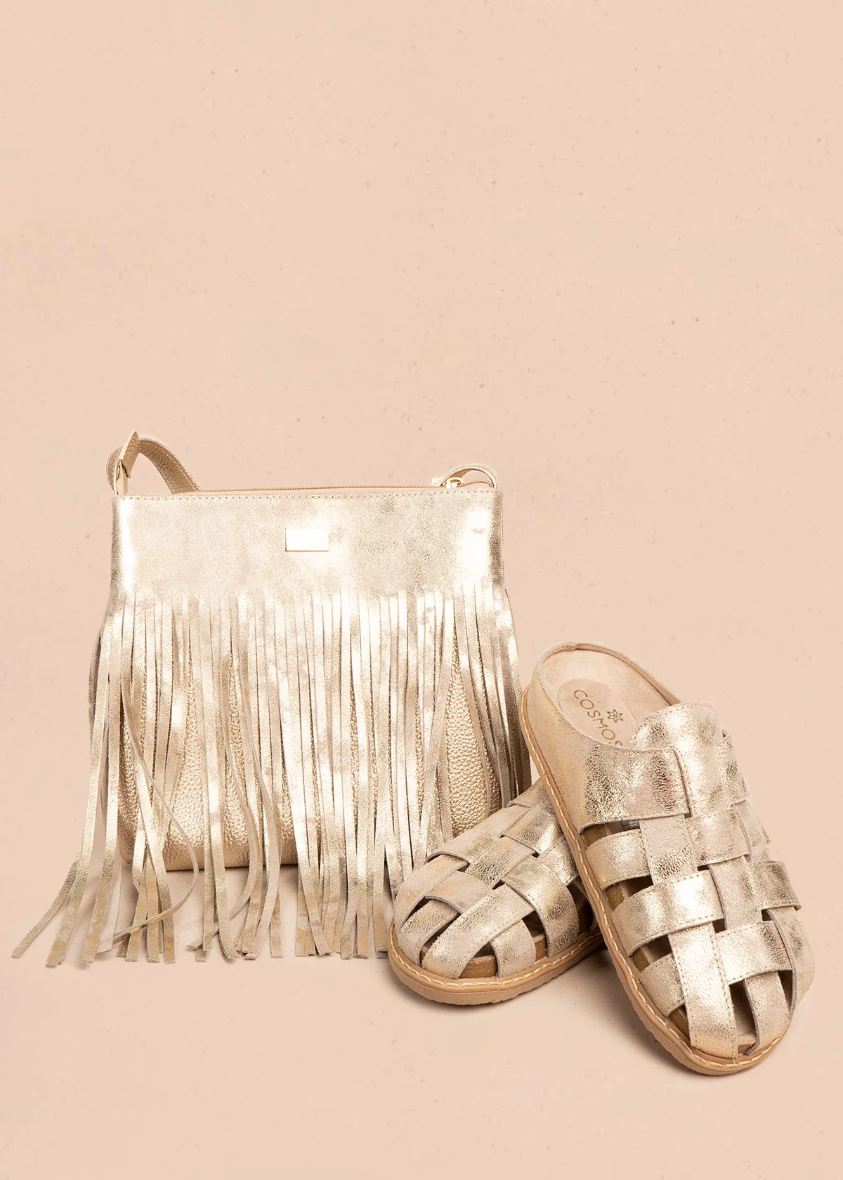 Bolso manos libres de cuero color arena con flecos 106633