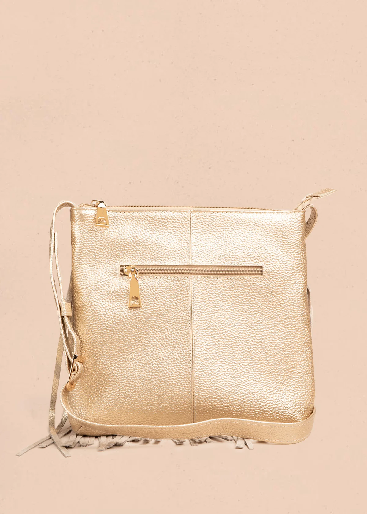 Bolso manos libres de cuero color arena con flecos 106633 - Image 2