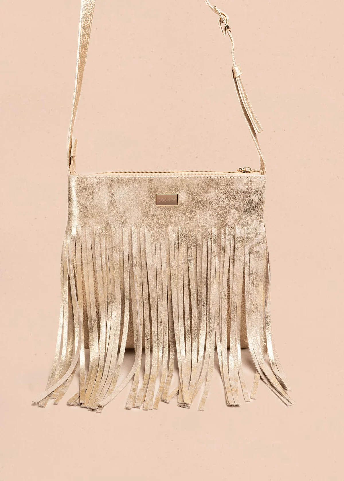 Bolso manos libres de cuero color arena con flecos 106633 - Image 5