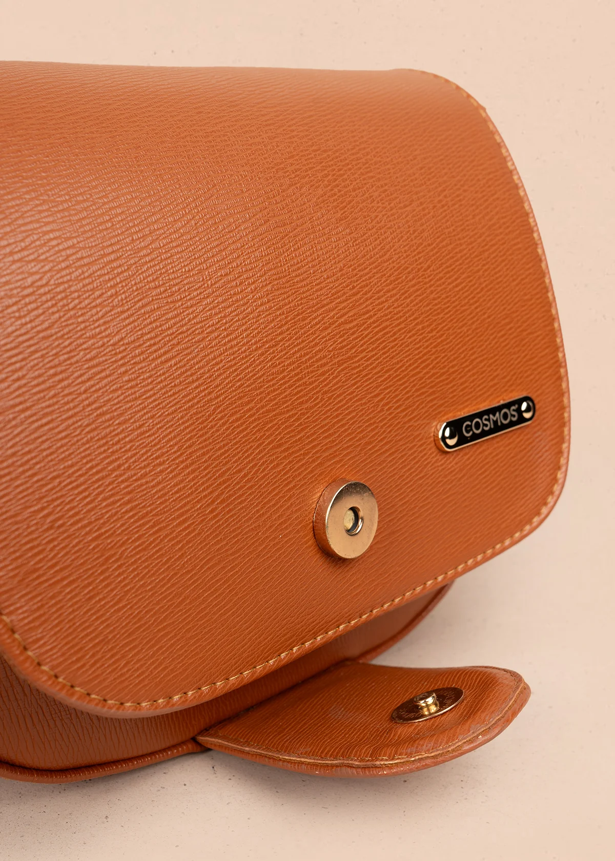Bolso manos libres color miel con acabado texturizado 106962 - Image 6