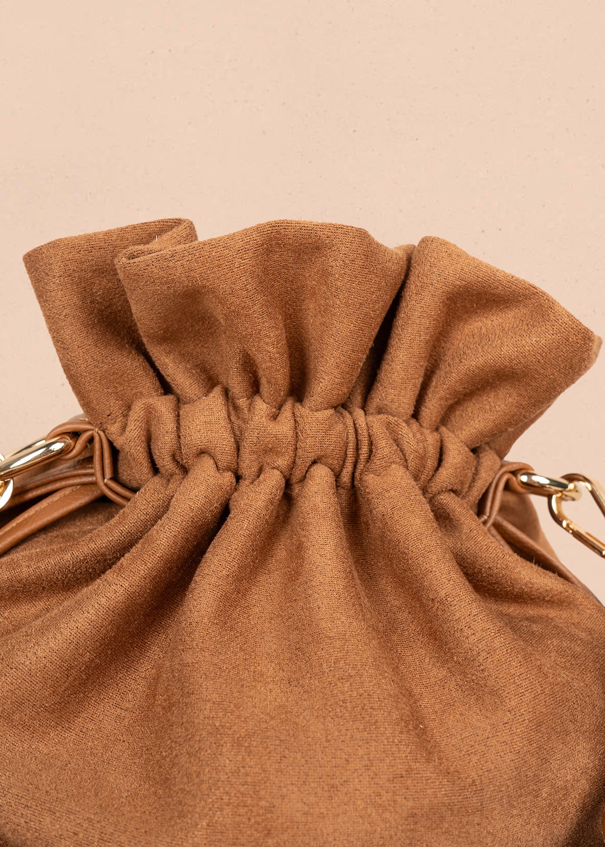 Bolso manos libres color miel con asa trenzada 106963 - Image 6