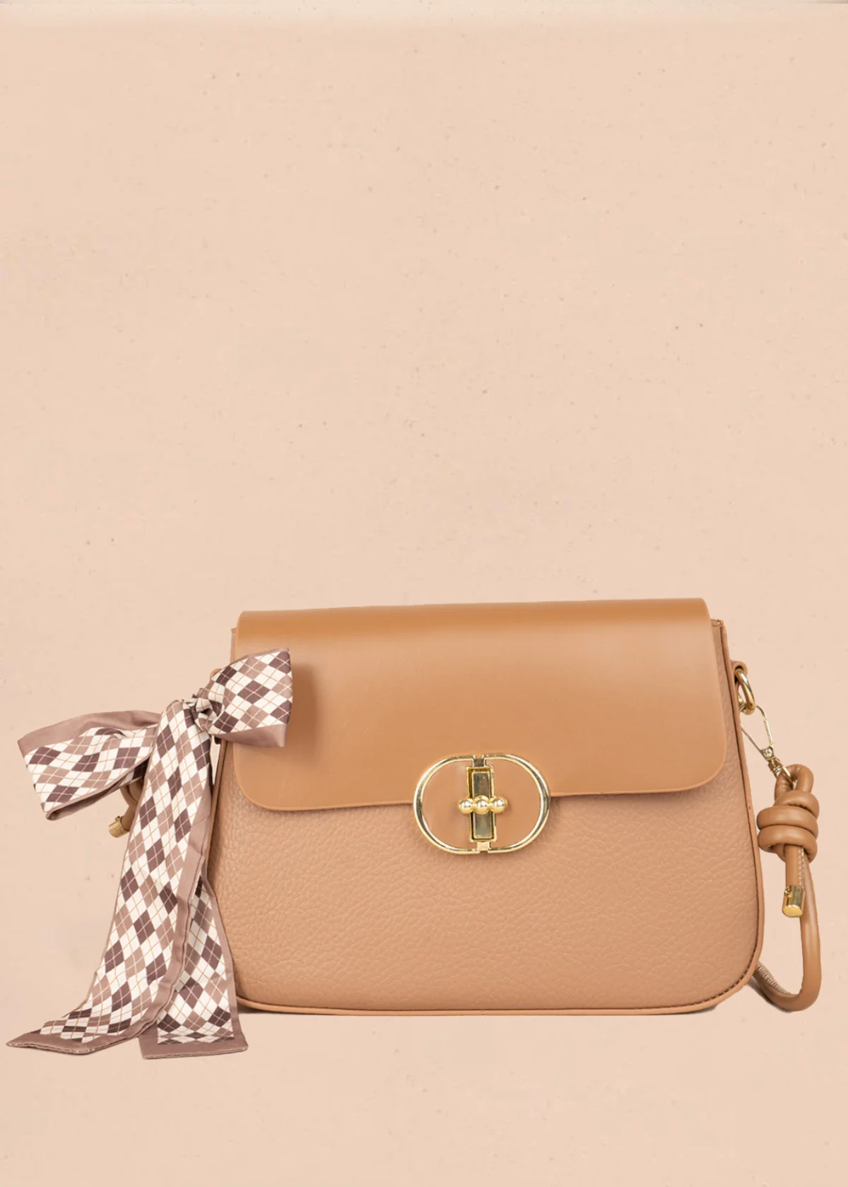 Bolso manos libres color miel con solapa lisa y pañoleta decorativa 106345