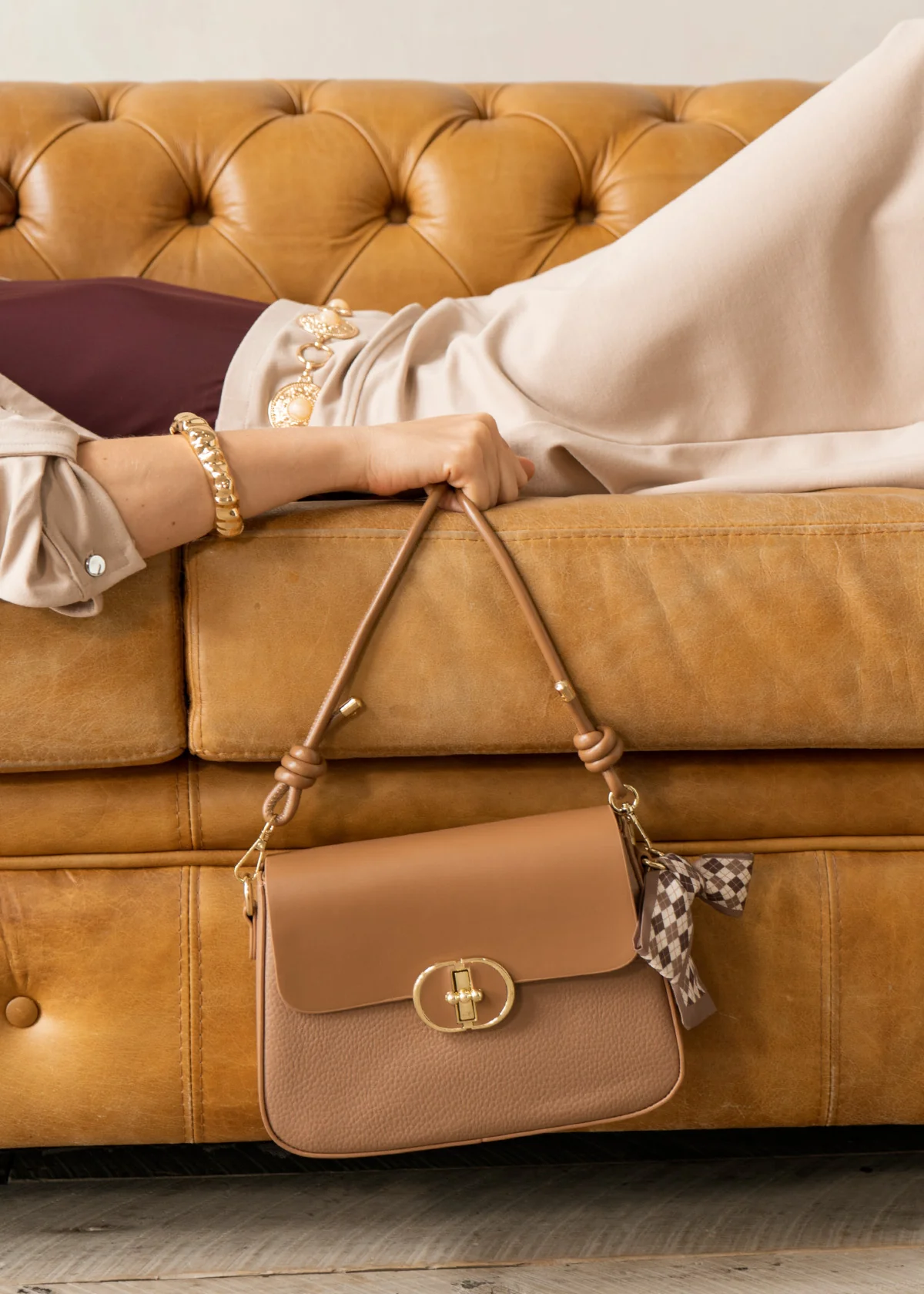 Bolso manos libres color miel con solapa lisa y pañoleta decorativa 106345 - Image 2
