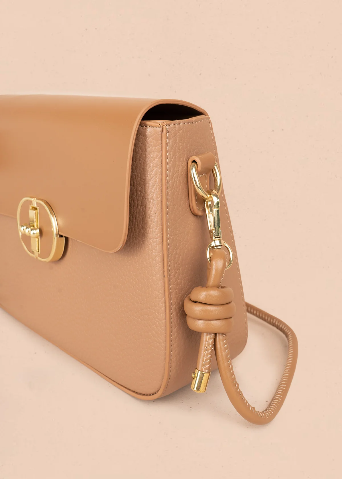 Bolso manos libres color miel con solapa lisa y pañoleta decorativa 106345 - Image 4