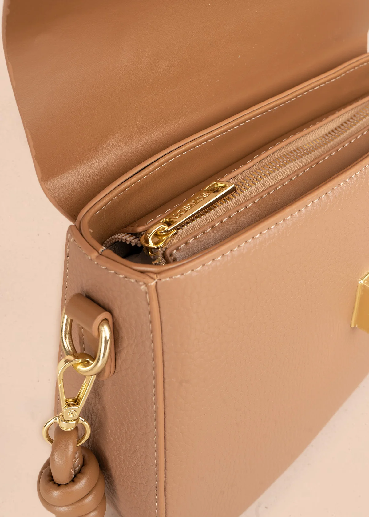 Bolso manos libres color miel con solapa lisa y pañoleta decorativa 106345 - Image 6