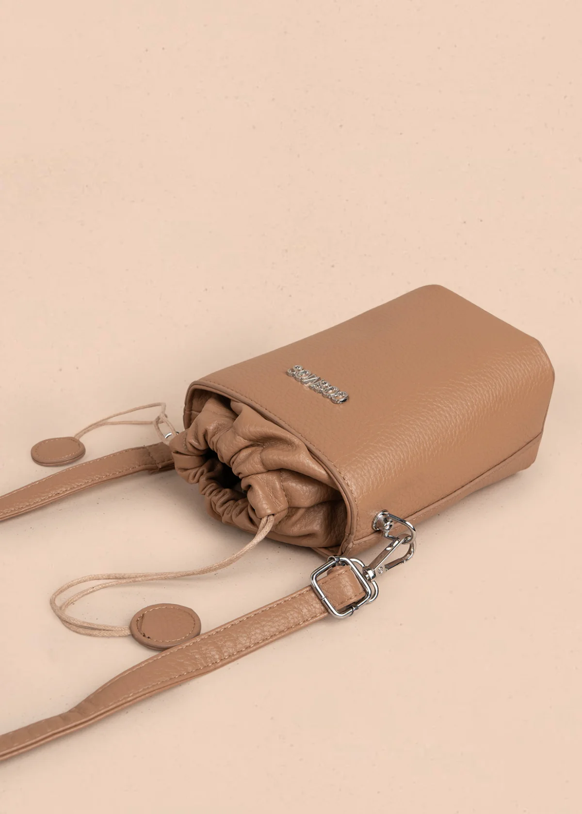 Bolso manos libres color moca con cierre cordón 106328 - Image 3