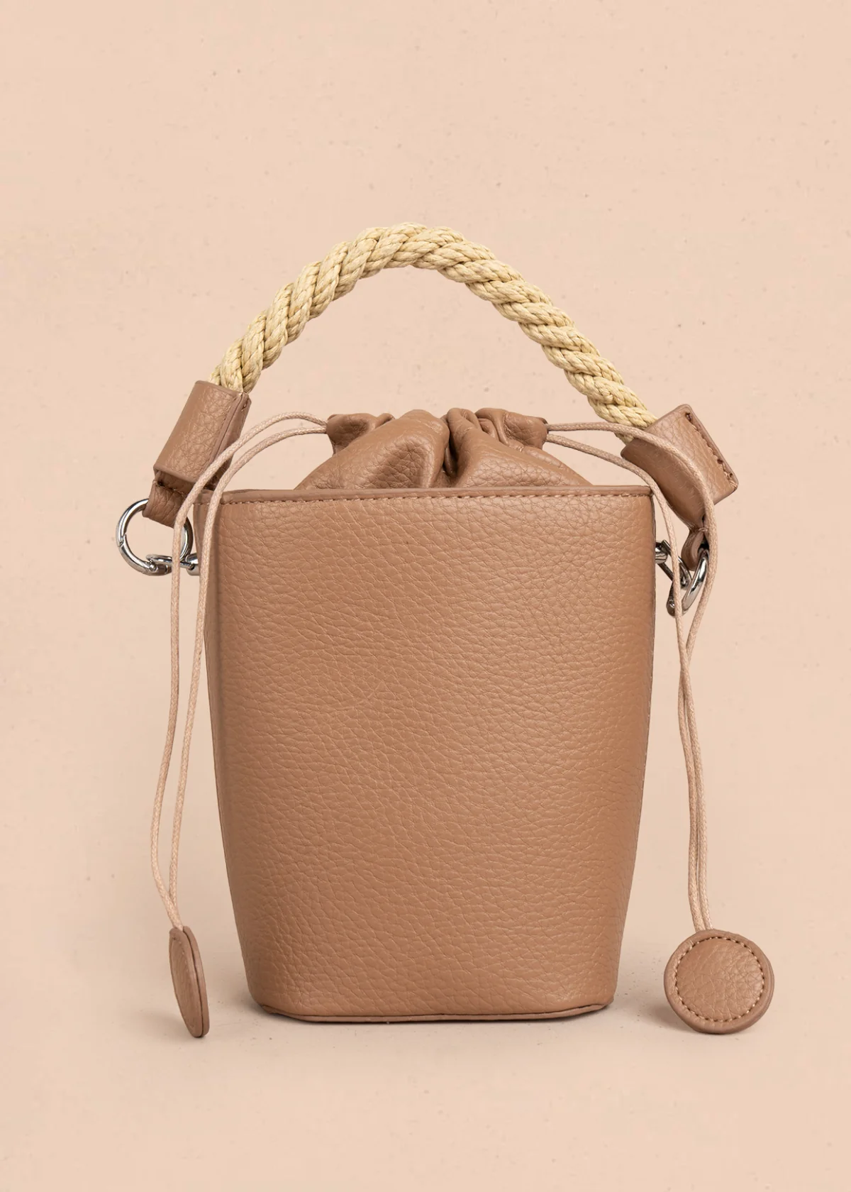 Bolso manos libres color moca con cierre cordón 106328 - Image 5