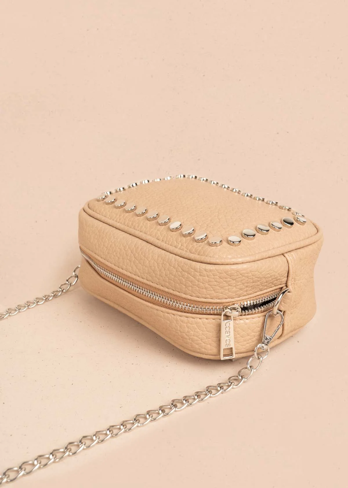 Bolso manos libres color moca con taches frontales 106333 - Image 3