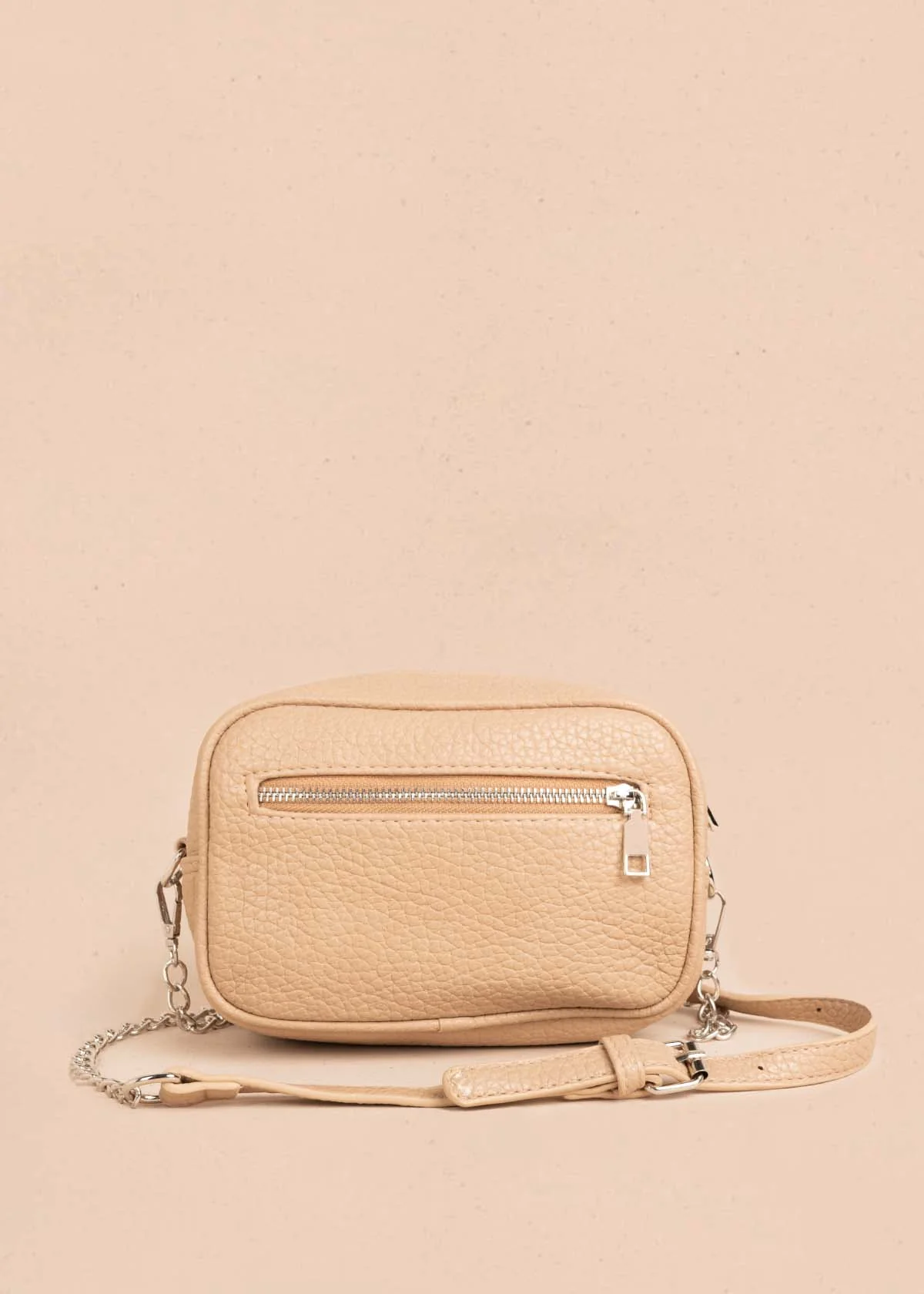 Bolso manos libres color moca con taches frontales 106333 - Image 4