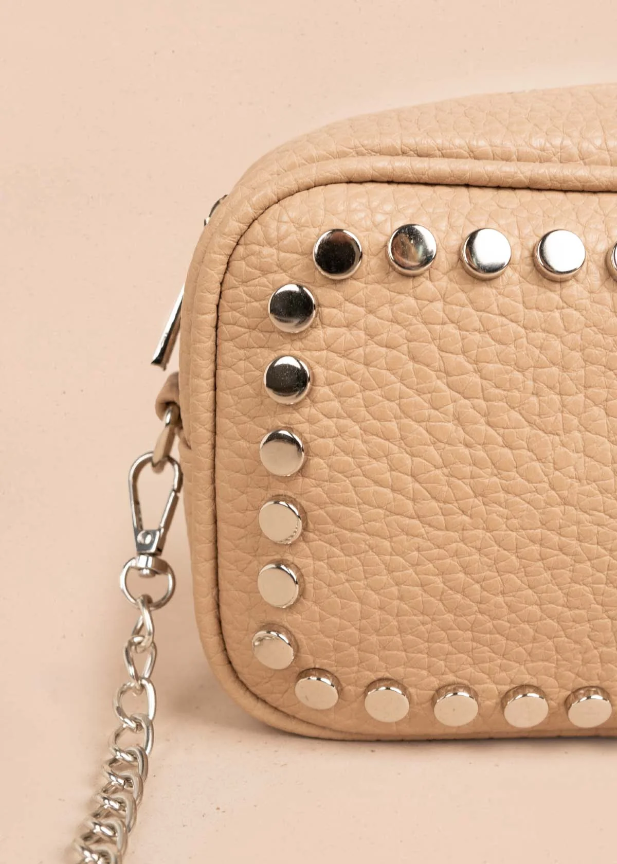 Bolso manos libres color moca con taches frontales 106333 - Image 5